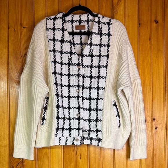 Umgee Sweaters - Umgee Ivory and Black Houndstooth Cardigan